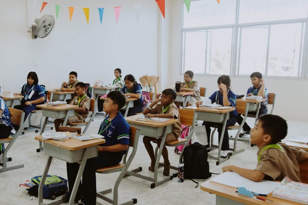 How Can Thai Teachers Navigate Moderately Accessible Markets