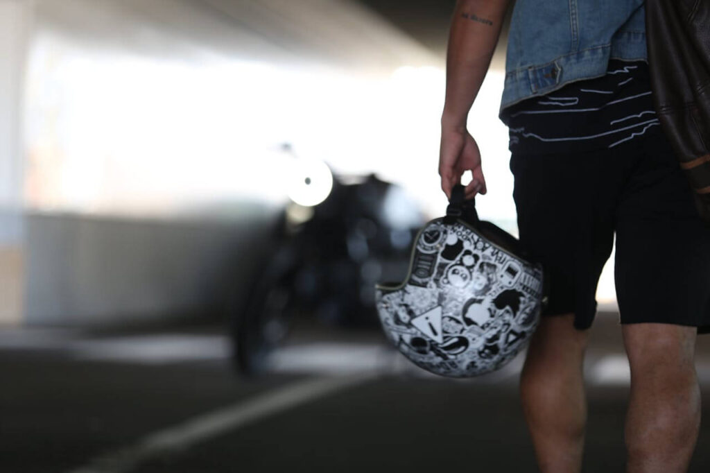 Under Decree 168/2024/ND-CP effective January 1, 2025, riding a motorcycle without wearing a helmet results in administrative fines of VND 400,000-600,000 (approximately USD $17-26 at current exchange rates), according to Clause 3(h), Article 7 of the decree. This fine applies equally whether you are not wearing a helmet at all or wearing one without properly fastening the chin strap—Vietnamese traffic law treats both violations identically.

The fine amount represents a substantial penalty relative to Vietnamese incomes. According to Ministry of Labor statistics, the average monthly worker salary in Vietnam was VND 8.4 million in 2024, meaning the maximum helmet fine equals approximately 7% of an average monthly income. Importantly, helmet violations do not result in license point deductions under the point-based system introduced in Decree 168/2024, according to Clause 13, Article 7—you receive only the monetary fine without affecting your driving record points.